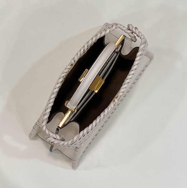 PEEKABOO ISEEU 27 IN PELLE DI VITELLO LISCIA BIANCA CON BORDI INTRECCIATI E FERRAMENTA ORO