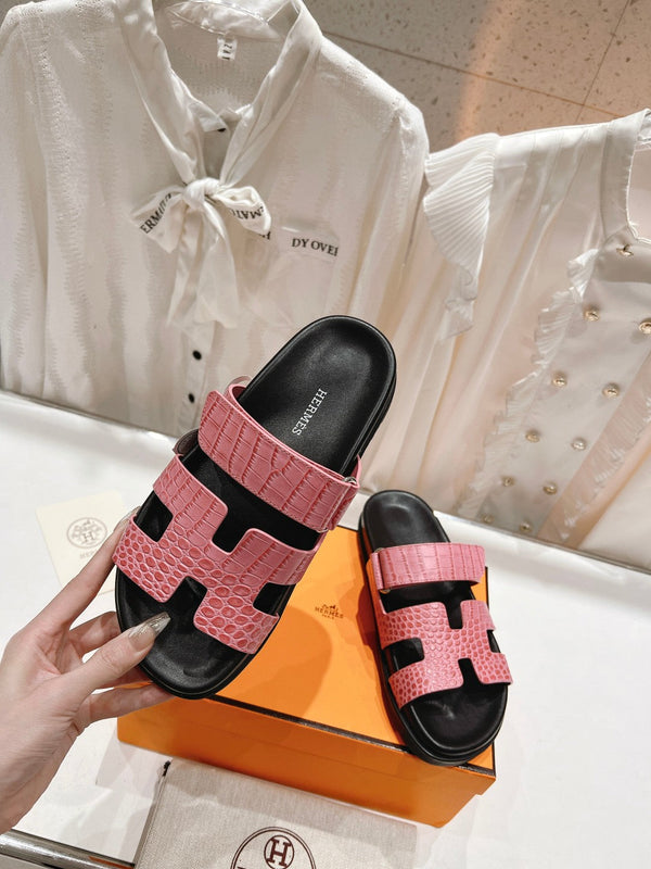 CHYPRE SANDAL BLACK AND BRIGHT PINK LAMBSKIN