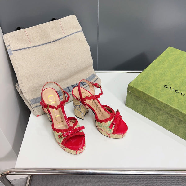 Sandalo con plateau GG nero e tacco 105 in pelle di vitello rossa e rafia beige