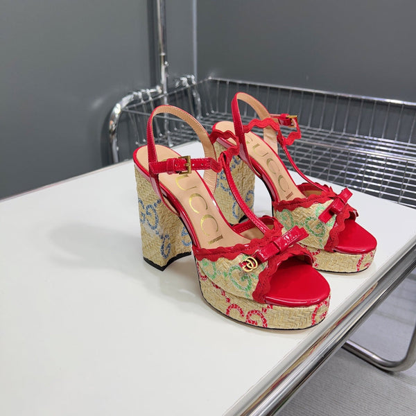 Sandalo con plateau GG nero e tacco 105 in pelle di vitello rossa e rafia beige