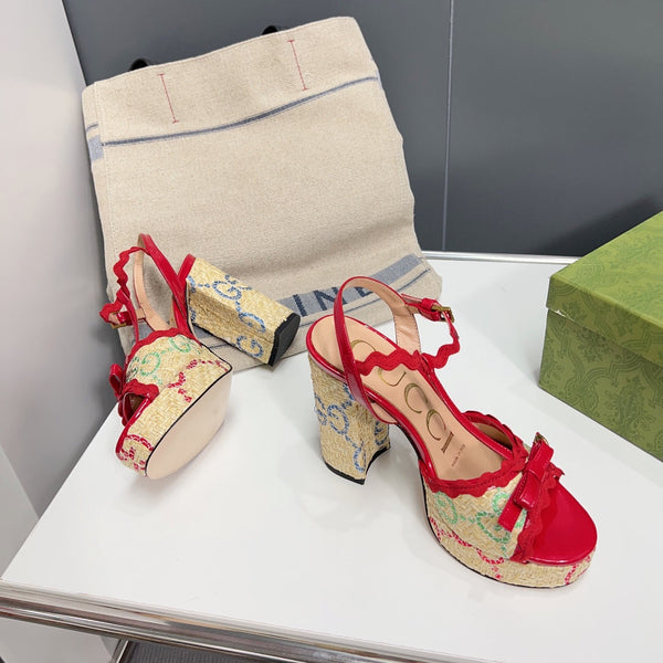 Sandalo con plateau GG nero e tacco 105 in pelle di vitello rossa e rafia beige