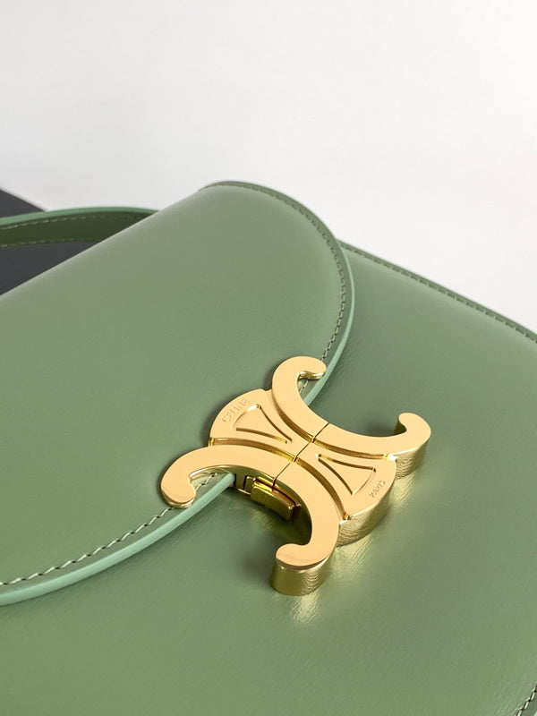 borsa a tracolla in pelle di vitello verde kaki modello Triumph 18.5 per adolescenti