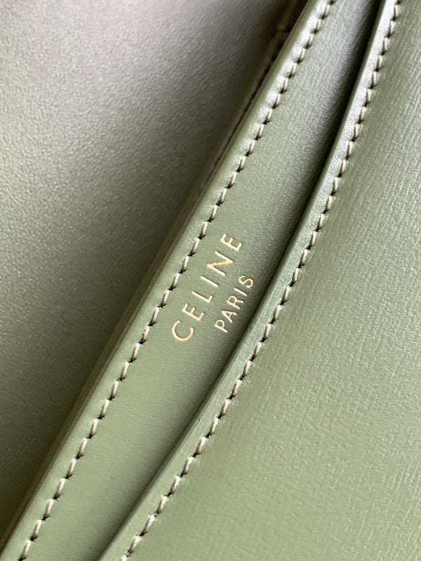 borsa a tracolla in pelle di vitello verde kaki modello Triumph 18.5 per adolescenti