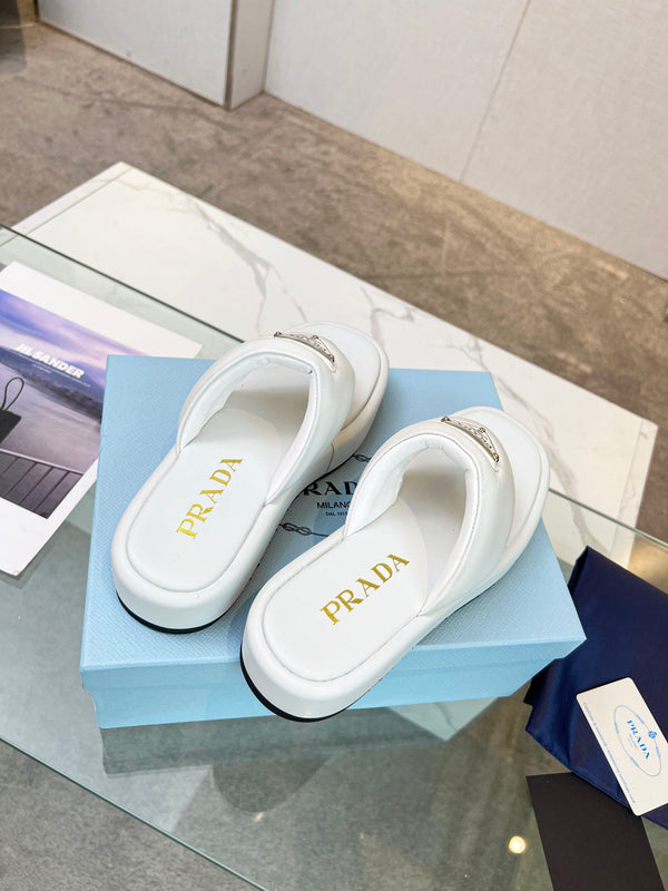 SANDALI CON ZEPPA INFRADITO IN NAPPA IMBOTTITA E MORBIDA PRA IN PELLE DI AGNELLO BIANCA