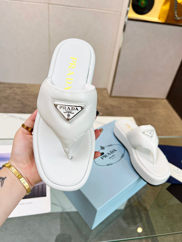 SANDALI CON ZEPPA INFRADITO IN NAPPA IMBOTTITA E MORBIDA PRA IN PELLE DI AGNELLO BIANCA