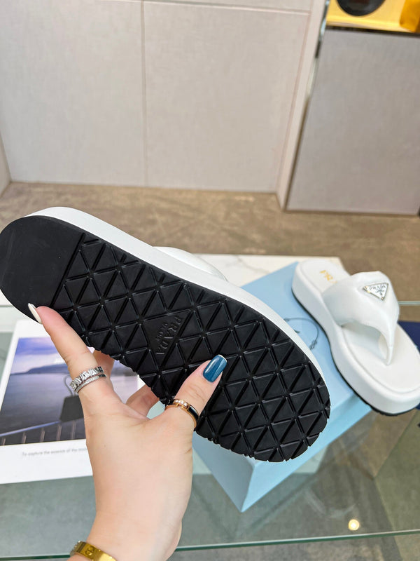 SANDALI CON ZEPPA INFRADITO IN NAPPA IMBOTTITA E MORBIDA PRA IN PELLE DI AGNELLO BIANCA