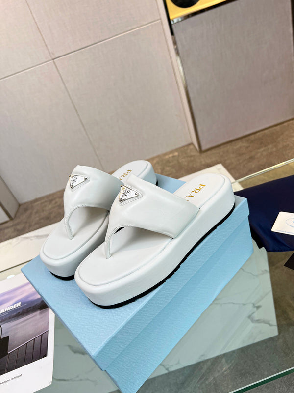 SANDALI CON ZEPPA INFRADITO IN NAPPA IMBOTTITA E MORBIDA PRA IN PELLE DI AGNELLO BIANCA