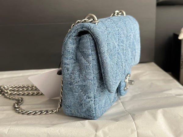 borsa con patta cc 12 cm blu denim hardware argento