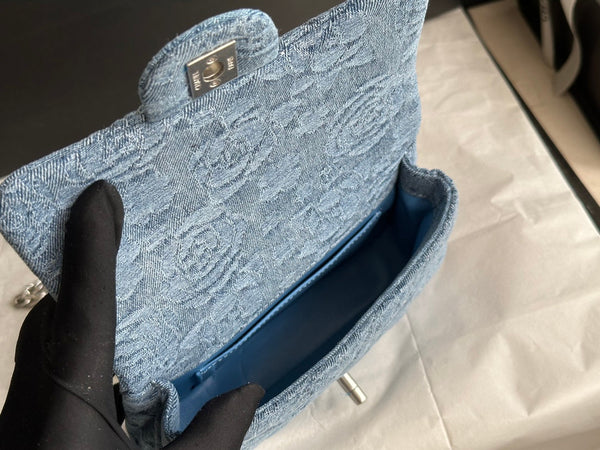 borsa con patta cc 12 cm blu denim hardware argento