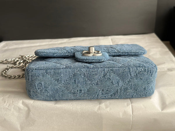 borsa con patta cc 12 cm blu denim hardware argento