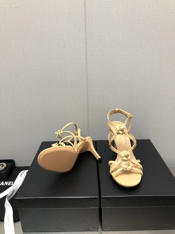 SANDALO CON TACCO ALTO A FLOREALE IN PELLE DI AGNELLO GIALLO SABBIA