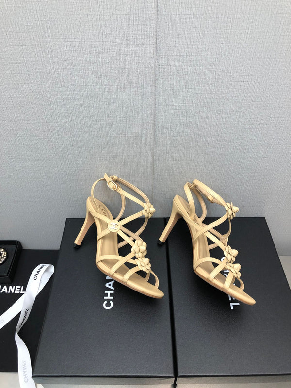 SANDALO CON TACCO ALTO A FLOREALE IN PELLE DI AGNELLO GIALLO SABBIA