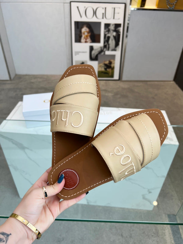 CHLOÉ WOODY MULE IN TUSCAN BEIGE LAMBSKIN WITH EMBROIDERED LOGO