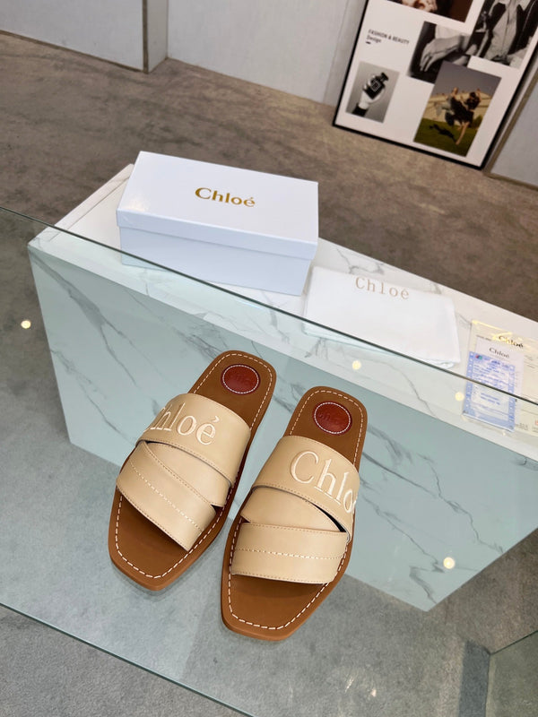 CHLOÉ WOODY MULE IN TUSCAN BEIGE LAMBSKIN WITH EMBROIDERED LOGO