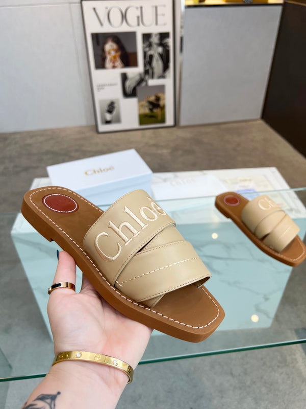 CHLOÉ WOODY MULE IN TUSCAN BEIGE LAMBSKIN WITH EMBROIDERED LOGO