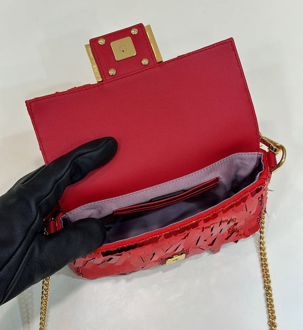 BAGUETTE MINI 19 IN RED SEQUINS GOLD HARDWARE