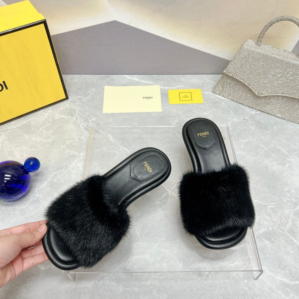 FENDI BAGUETTE MINK CON TACCO MEDIO 45MM IN PELLICCIA NERA E PELLE DI AGNELLO