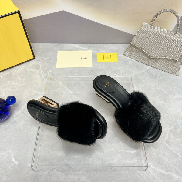 FENDI BAGUETTE MINK CON TACCO MEDIO 45MM IN PELLICCIA NERA E PELLE DI AGNELLO