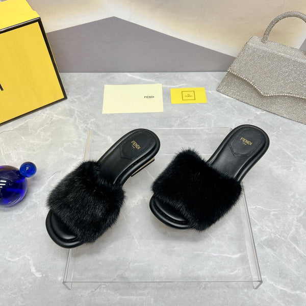 FENDI BAGUETTE MINK CON TACCO MEDIO 45MM IN PELLICCIA NERA E PELLE DI AGNELLO