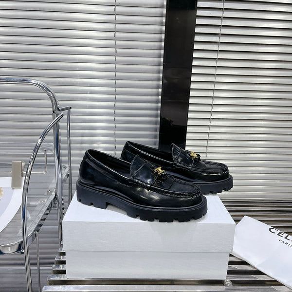 MARGARET CHUNKY LOAFER WITH FRINGES AND TRIOMPHE CHAIN IN POLISHED BULL GLOSSY BLACK