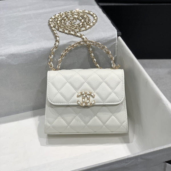 Borsa con patta 23P 15 cm in caviale bianco e hardware dorato