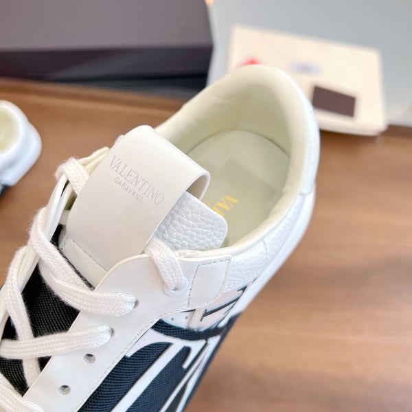 SNEAKER BASSA VL7N IN PELLE DI VITELLO BIANCA E TESSUTO NERO CON FASCE