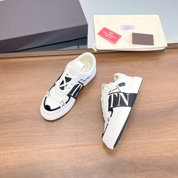 SNEAKER BASSA VL7N IN PELLE DI VITELLO BIANCA E TESSUTO NERO CON FASCE
