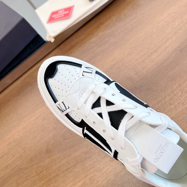 SNEAKER BASSA VL7N IN PELLE DI VITELLO BIANCA E TESSUTO NERO CON FASCE