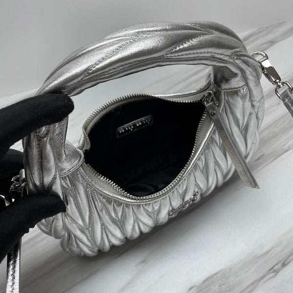 miuwander hobo 23 silver metalic matelasse leather