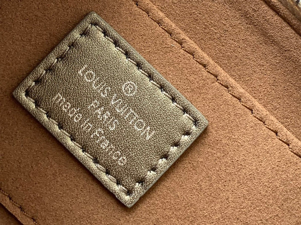 LV Lexington Pochette Shoulder Bag 21.5 Metallic Sliver Monogram Embossed Cafskin