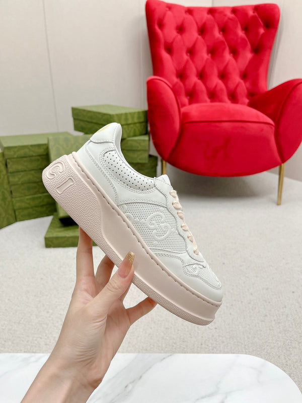 SNEAKERS IN PELLE DI VITELLO BIANCA E ROSA PASTELLO CON GG IN RILIEVO