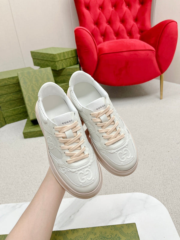 SNEAKERS IN PELLE DI VITELLO BIANCA E ROSA PASTELLO CON GG IN RILIEVO