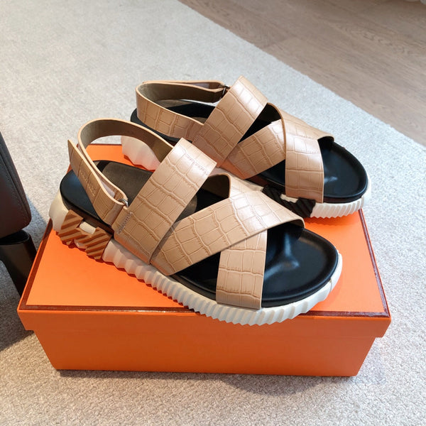 HM ELECTRIC CROCODILE MOTIF SANDAL TAN CALFSKIN