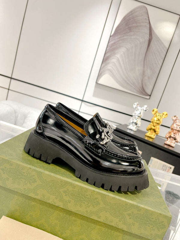 MOCASSINO GG CON CATENE GG IN PELLE DI VITELLO NERA LUCIDA