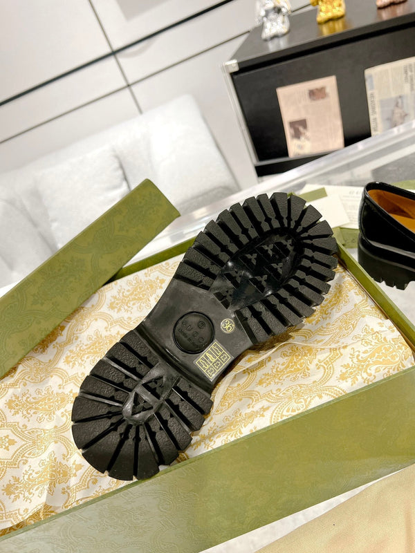 MOCASSINO GG CON CATENE GG IN PELLE DI VITELLO NERA LUCIDA