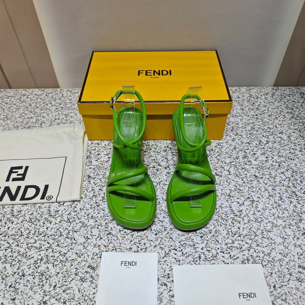 SANDALO FENDI CON TACCO ALTO E SPESSORE IN PELLE DI VITELLO VERDE TRIFOGLIO CON FERRAMENTA ORO