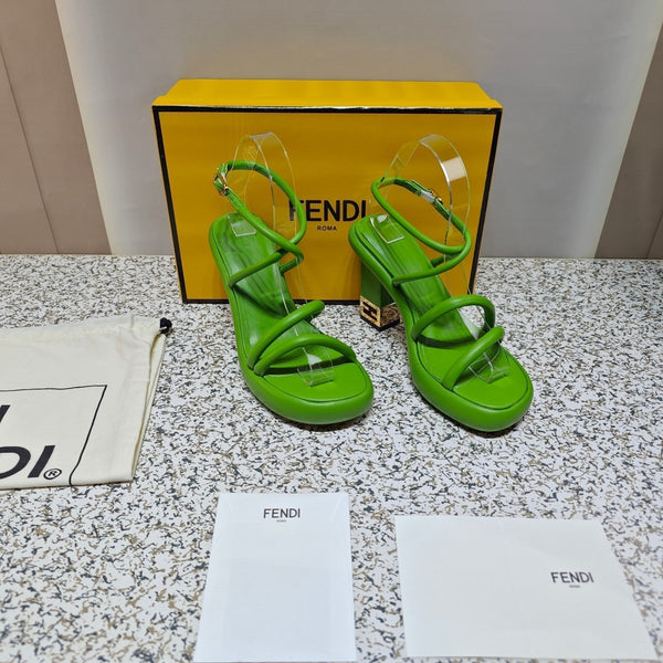 SANDALO FENDI CON TACCO ALTO E SPESSORE IN PELLE DI VITELLO VERDE TRIFOGLIO CON FERRAMENTA ORO