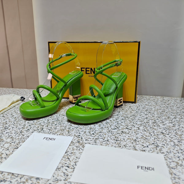 SANDALO FENDI CON TACCO ALTO E SPESSORE IN PELLE DI VITELLO VERDE TRIFOGLIO CON FERRAMENTA ORO