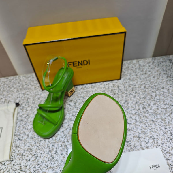 SANDALO FENDI CON TACCO ALTO E SPESSORE IN PELLE DI VITELLO VERDE TRIFOGLIO CON FERRAMENTA ORO
