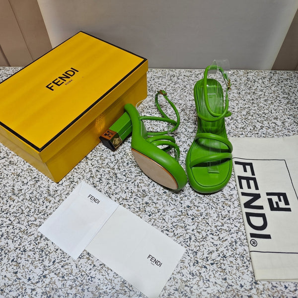 SANDALO FENDI CON TACCO ALTO E SPESSORE IN PELLE DI VITELLO VERDE TRIFOGLIO CON FERRAMENTA ORO