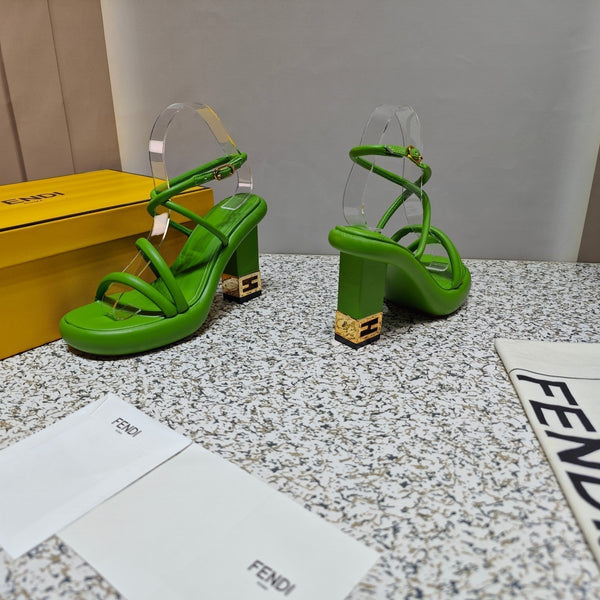 SANDALO FENDI CON TACCO ALTO E SPESSORE IN PELLE DI VITELLO VERDE TRIFOGLIO CON FERRAMENTA ORO