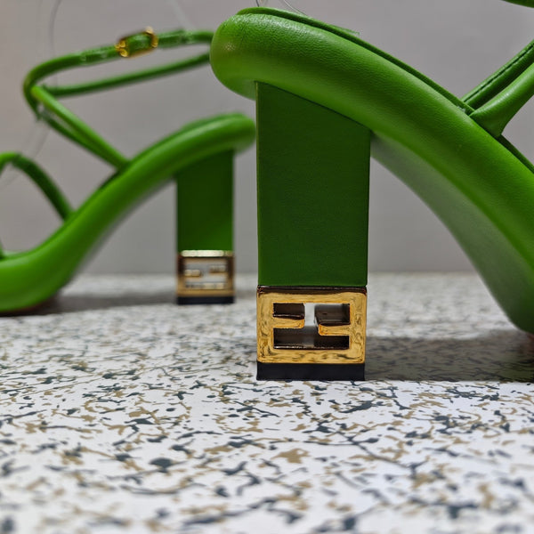 SANDALO FENDI CON TACCO ALTO E SPESSORE IN PELLE DI VITELLO VERDE TRIFOGLIO CON FERRAMENTA ORO