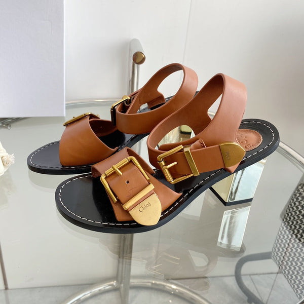 SANDALO CHLOÉ REBECCA CON TACCO BASSO IN PELLE DI AGNELLO MARRONE CANNELLA E FERRAMENTA ORO