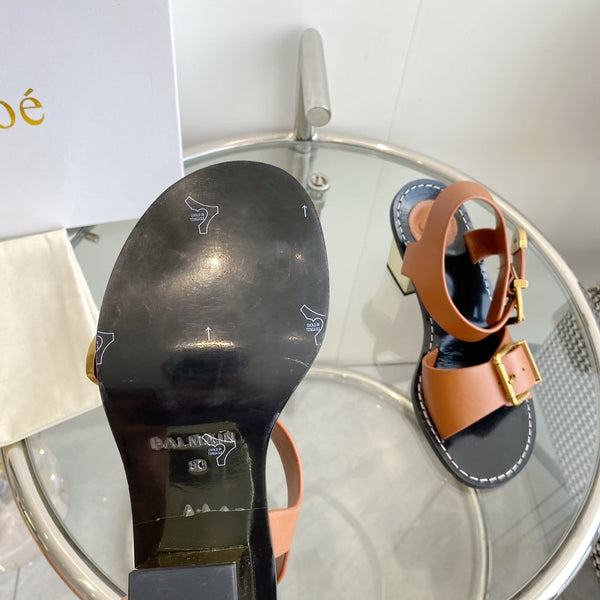 SANDALO CHLOÉ REBECCA CON TACCO BASSO IN PELLE DI AGNELLO MARRONE CANNELLA E FERRAMENTA ORO