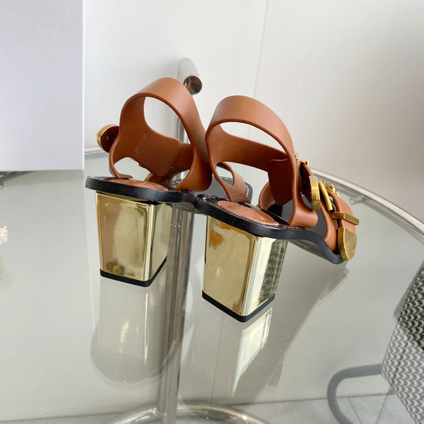 SANDALO CHLOÉ REBECCA CON TACCO BASSO IN PELLE DI AGNELLO MARRONE CANNELLA E FERRAMENTA ORO