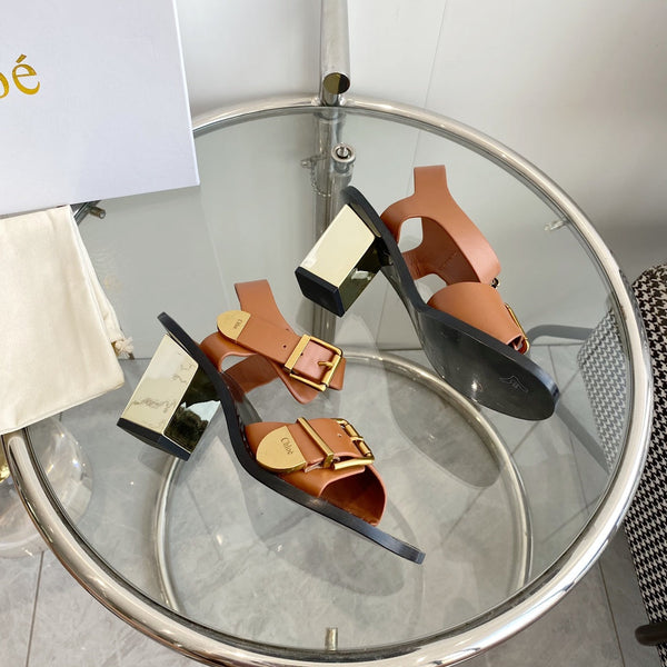 SANDALO CHLOÉ REBECCA CON TACCO BASSO IN PELLE DI AGNELLO MARRONE CANNELLA E FERRAMENTA ORO