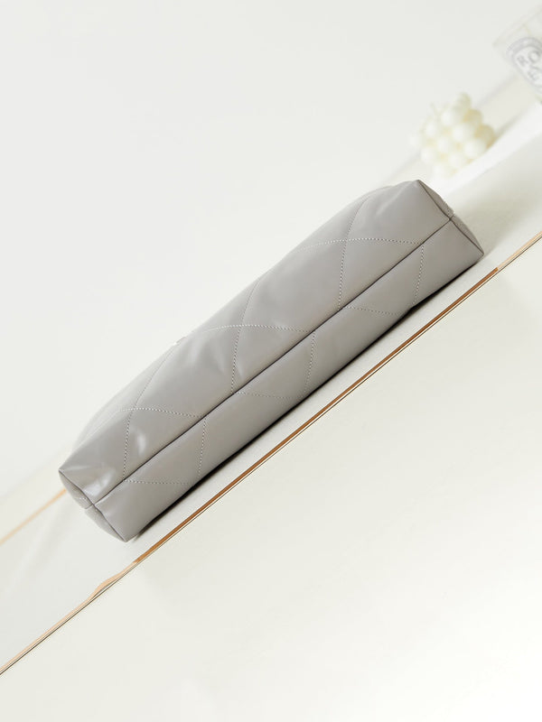 cc 22 hobo in pelle di vitello grigia con finiture in argento