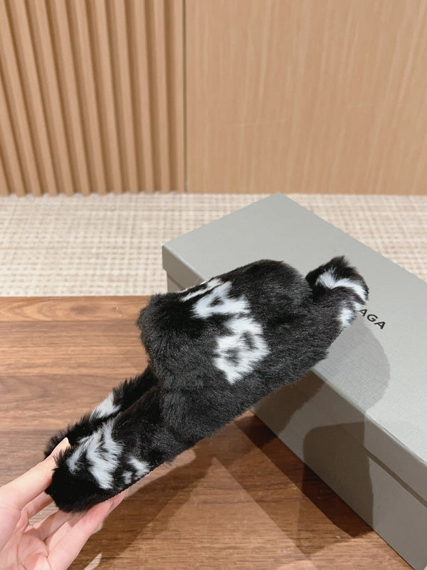 LAMB WOOL SLIPPER BLACK AND WHITE