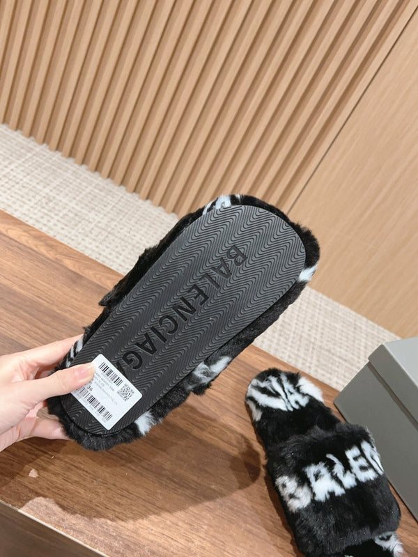 LAMB WOOL SLIPPER BLACK AND WHITE