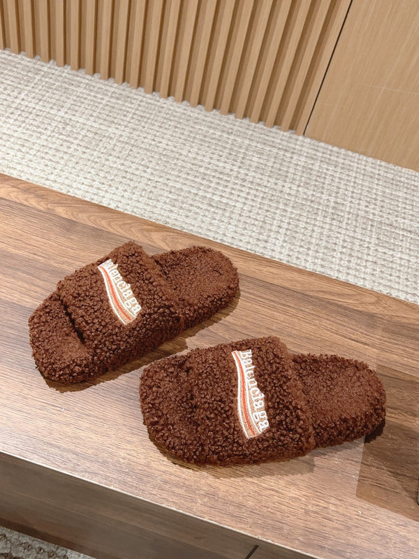 FURRY SLIDES IN BROWN CURLY SHEARLING